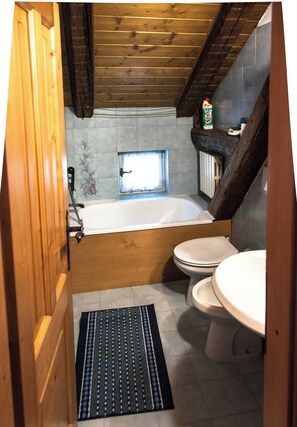 Een bad, een haardroger, een bidet, handdoeken