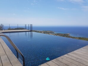 Una piscina al aire libre, una piscina climatizada