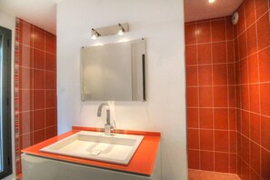 Ducha, secador de pelo, toallas y papel higiénico