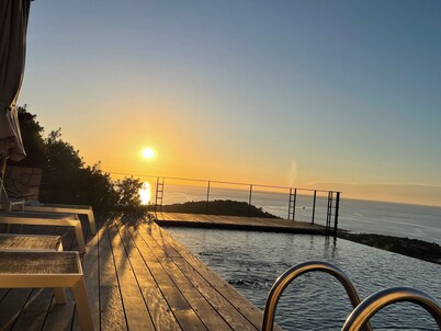 Villa 130m2, 180° panoramic sea view, 5 pers. heated infinity pool