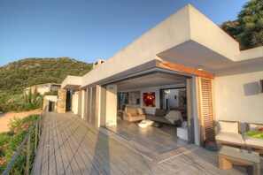 Terrace/patio - Villa 130m2, 180° panoramic sea view, 5 pers. heated infinity pool (Corbara)