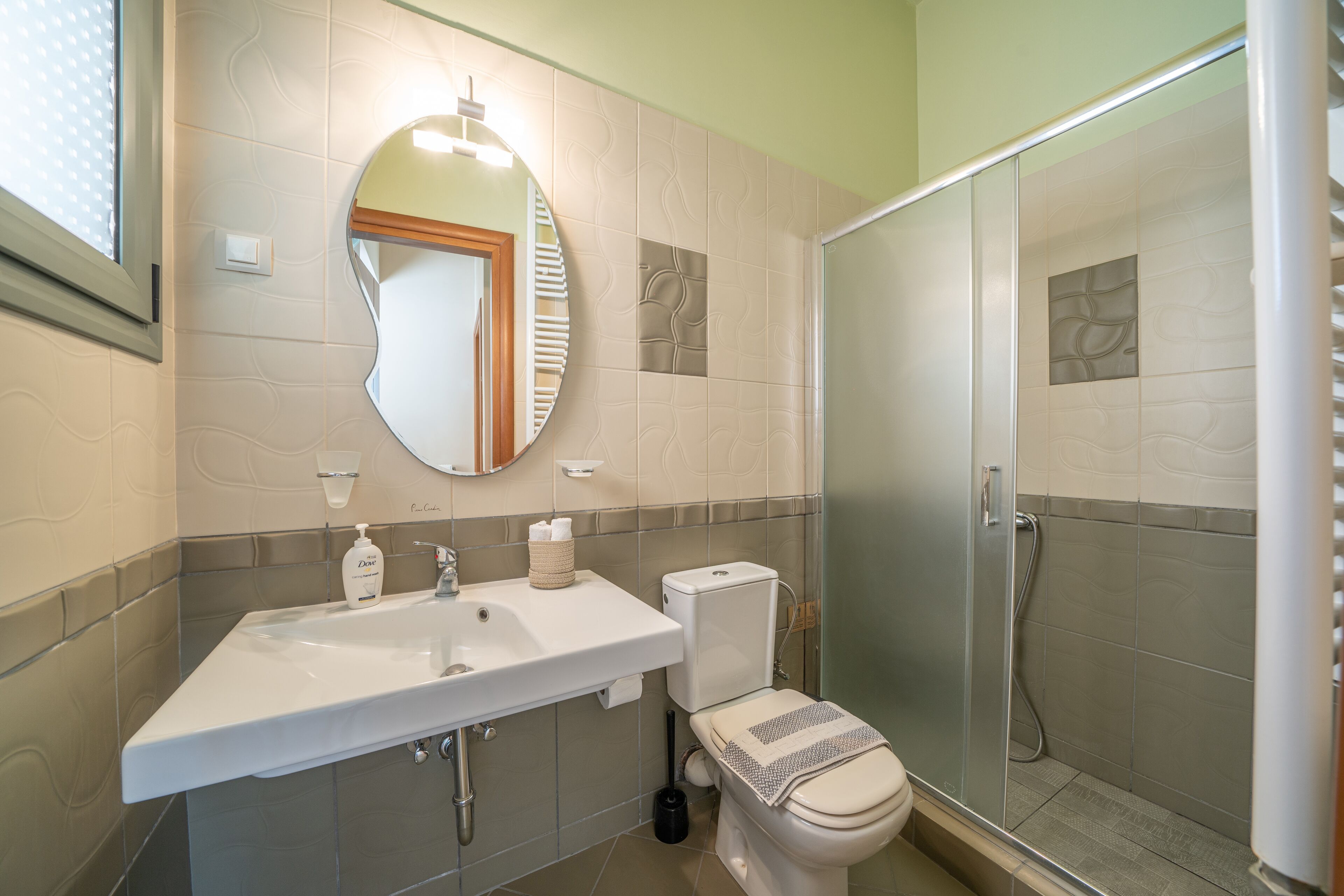 Un bagno con lavandino, WC e doccia.