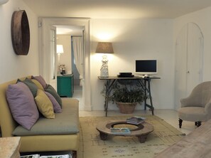 Smart TV, fireplace, books, music library