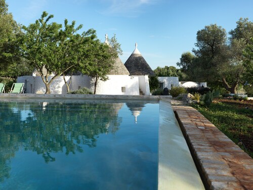 Charmante Trulli in jahrhundertealten Olivenhainen, 20 Minuten vom Meer von Ostuni entfernt