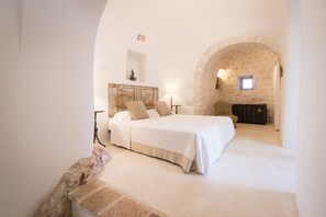 3 bedrooms, desk, iron/ironing board, travel crib