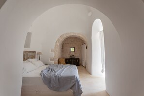 4 chambres, bureau, fer et planche à repasser, lit parapluie