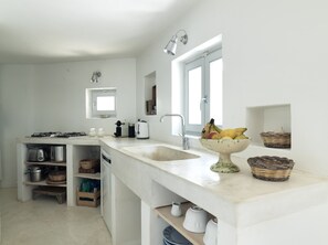 Kylskåp, mikrovågsugn, ugn och spishäll