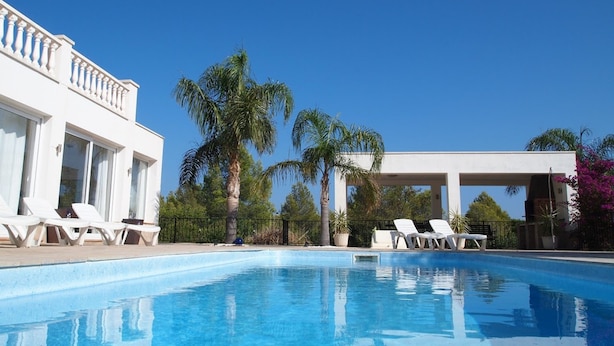 A swimming pool with lounge chairs and palm trees. - The Palms - Spacious Private Villa For Family  Fun & Relaxation (L'Ametlla de Mar)