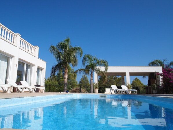 Outdoor pool - The Palms - Spacious Private Villa For Family Fun & Relaxation (L'Ametlla de Mar)