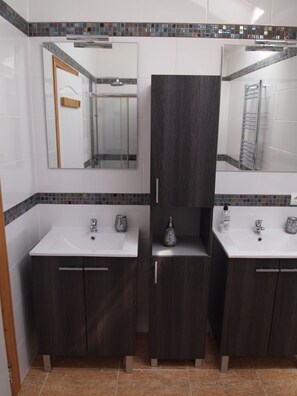 Ducha y bañera combinadas, secador de pelo, toallas y papel higiénico
