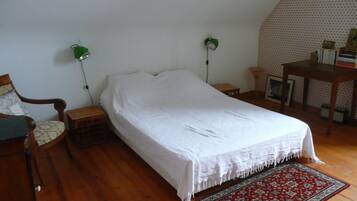 4 bedrooms, iron/ironing board, travel cot