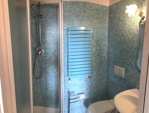 Shower, hair dryer, towels, soap - Romantic "on the roof", view of a little canale (Venezia)