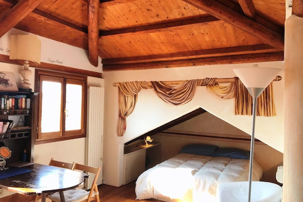 salottino e letto nell'alcova