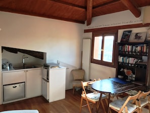 Fridge, microwave, stovetop, coffee/tea maker
