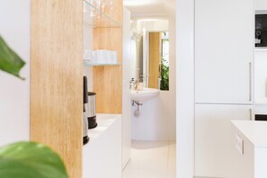 Een douche, een haardroger, handdoeken