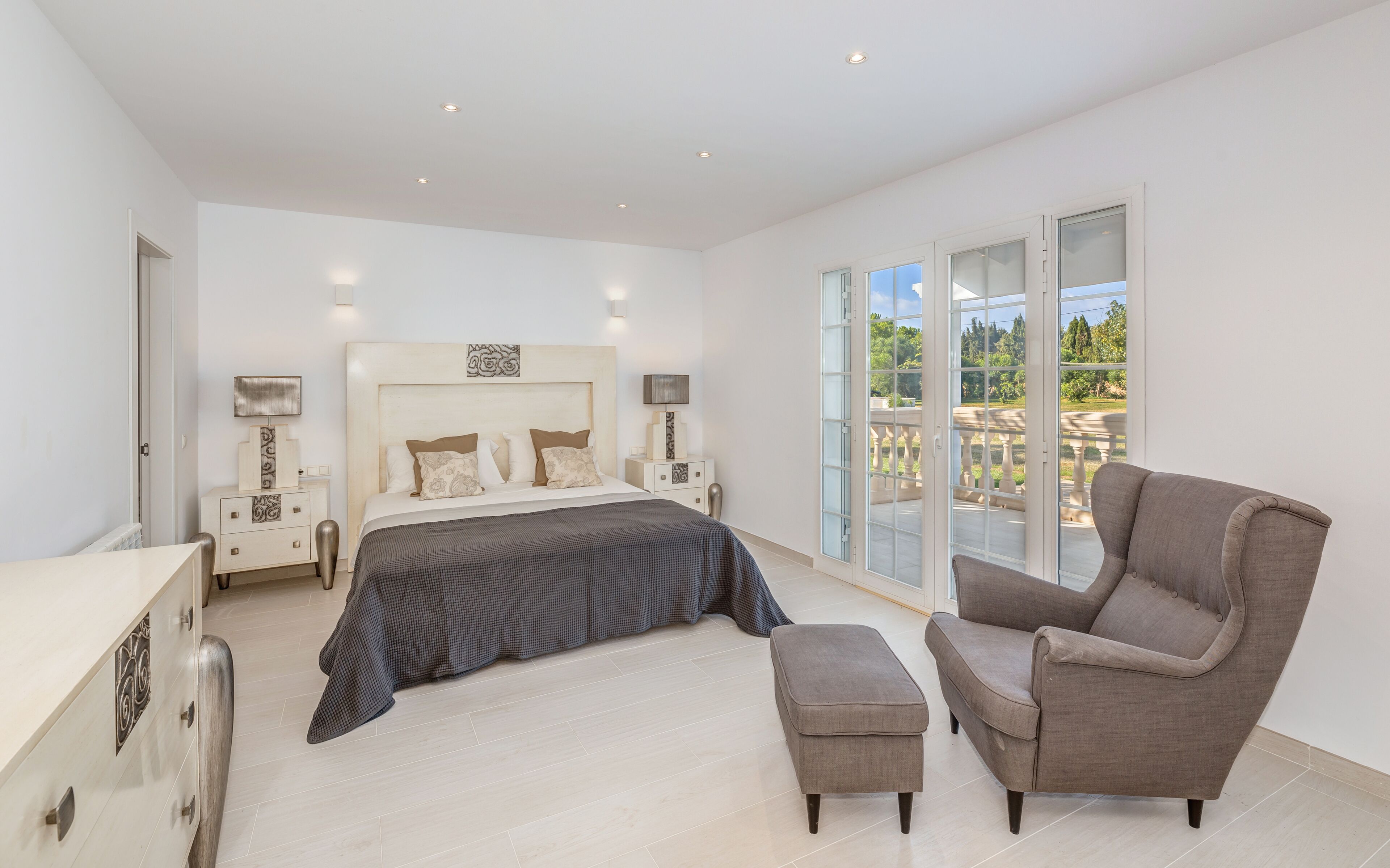 Villa Laufer 7500m flat garden, free private tennis court, pool, A / C, BBQ, Wifi