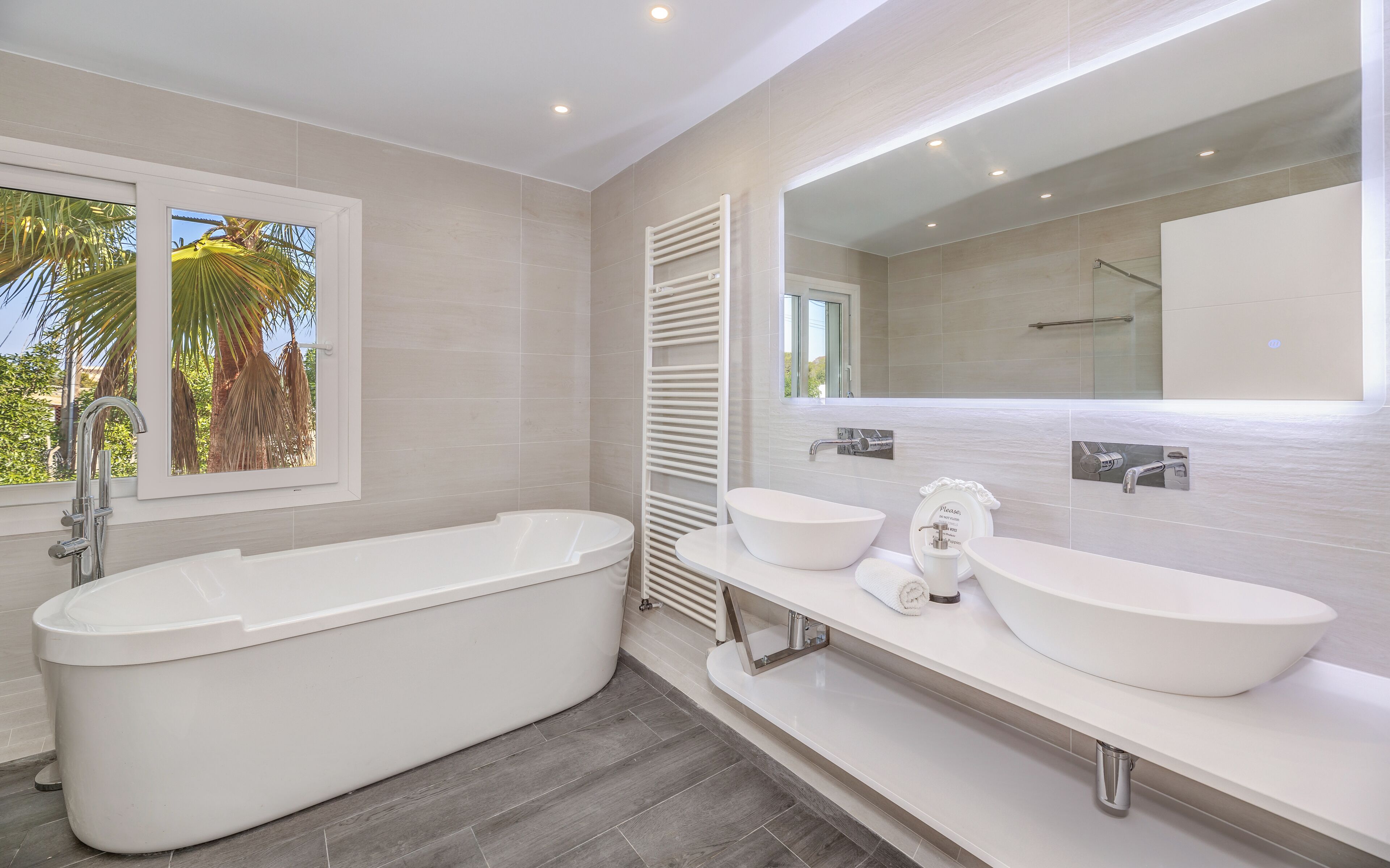 Villa Laufer 7500m flat garden, free private tennis court, pool, A / C, BBQ, Wifi