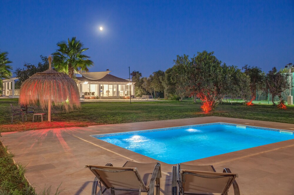 Villa Laufer 7500m flat garden, free private tennis court, pool, A / C, BBQ, Wifi