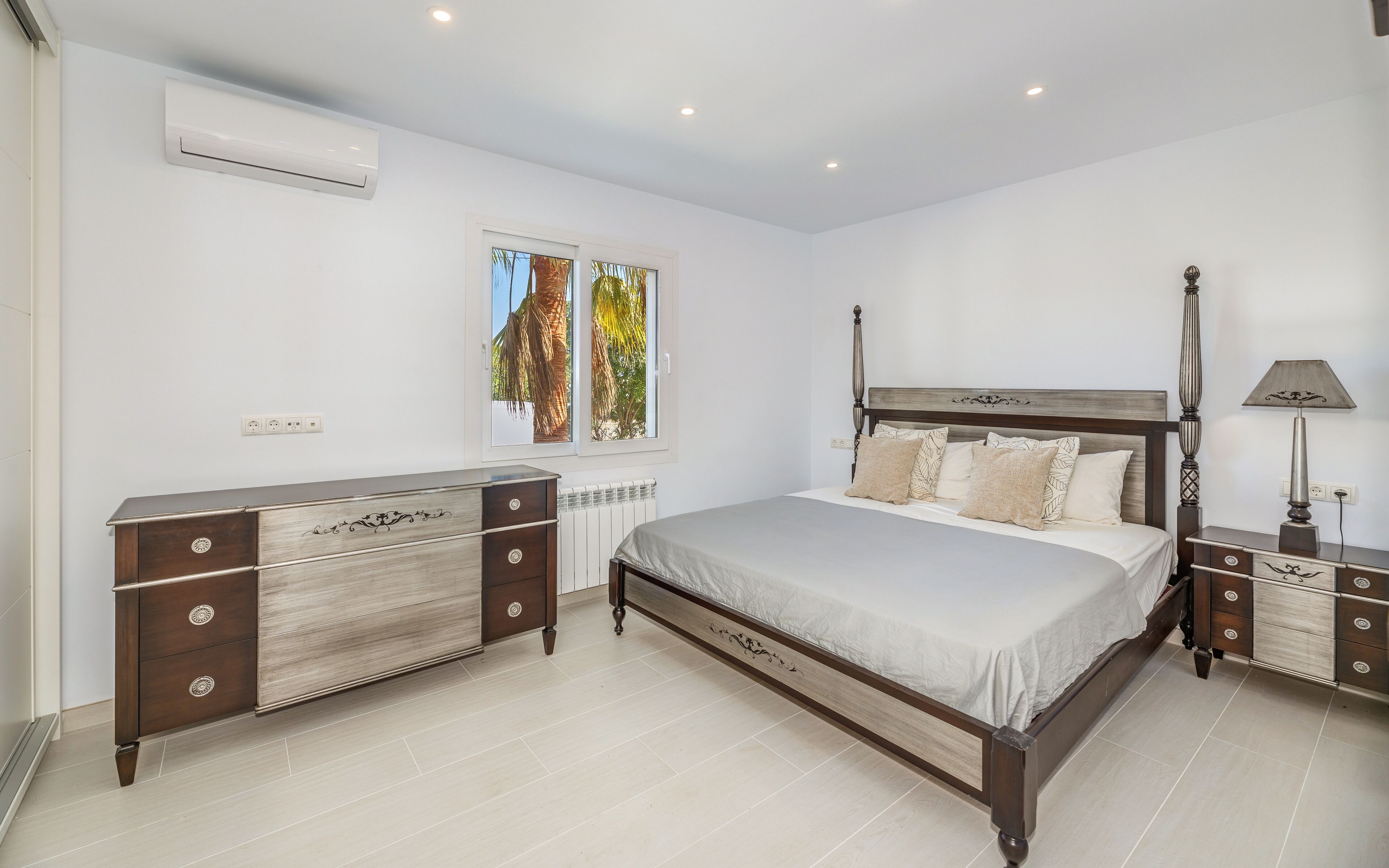 Villa Laufer 7500m flat garden, free private tennis court, pool, A / C, BBQ, Wifi