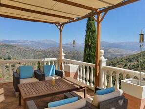 Property grounds - Luxury Modern Spanish villa. Large 10x5M pool/BAR/XXL BBQ kitchen. Great deals! (MALAGA)