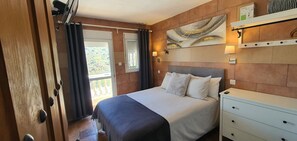 4 bedrooms, in-room safe, iron/ironing board, travel cot - Luxury Modern Spanish villa. Large 10x5M pool/BAR/XXL BBQ kitchen. Great deals! (MALAGA)