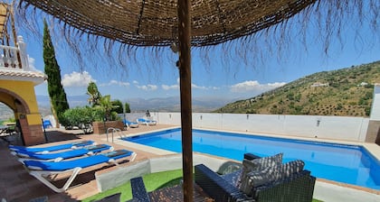 Lujosa villa familiar moderna / Gran piscina privada / Bar temático / Impresionantes vistas