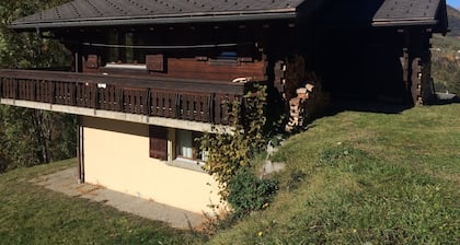 Confortable chalet suisse Ă la campagne et offrant de superbes vues
