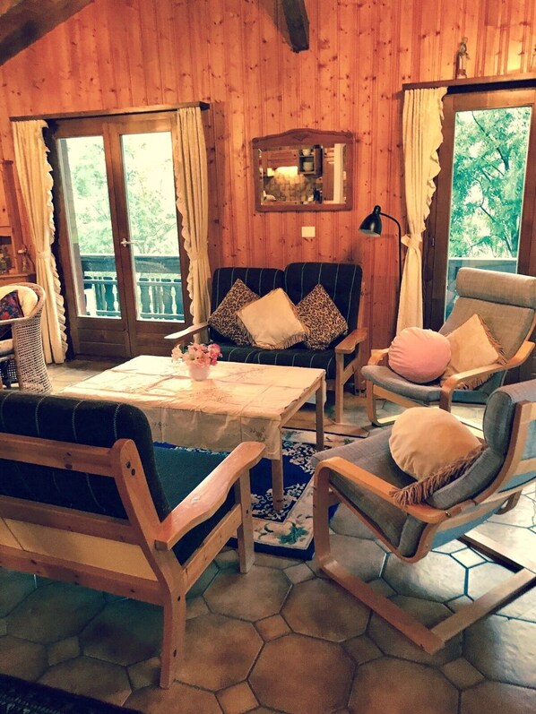 Smart TV, fireplace, DVD player, stereo