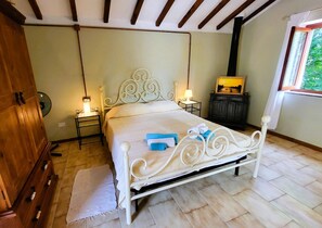 2 bedrooms, iron/ironing board, Internet, bed sheets