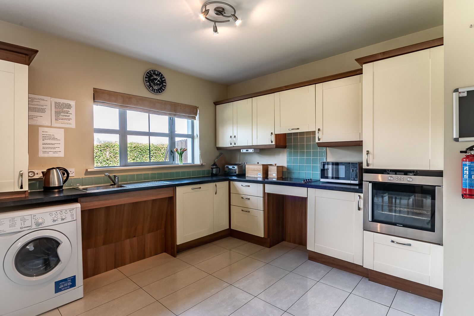 Beautiful Large 4 Bed Home With Access To Pool And Leisure Centre  Included