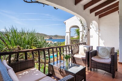 Luxury Villa with Pool, Jacuzzi and Sea Views and 5 Min Walk To Shop/Restaurants