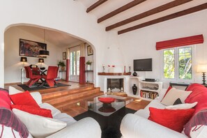 TV, fireplace, DVD player, books - Casa Lavanda (Fornells, Menorca)