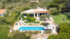 A house with a swimming pool, surrounded by greenery and hills. - Casa Lavanda (Fornells, Menorca)