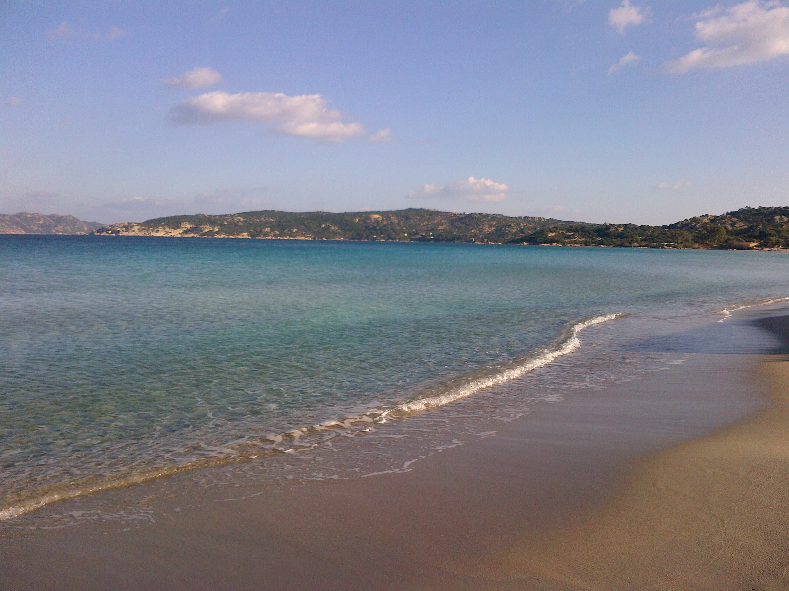 Una spiaggia nelle vicinanze, lettini da mare