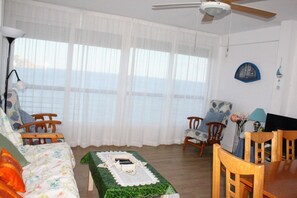 Een televisie en boeken