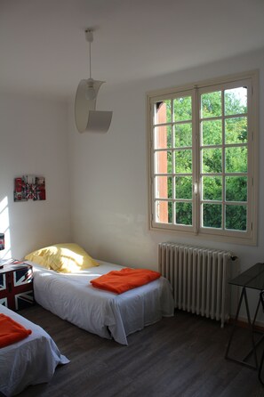 3 makuuhuonetta, silitysrauta/-lauta, ilmainen Wi-Fi, vuodevaatteet