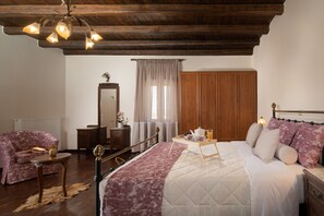 4 slaapkamers, een strijkplank/strijkijzer, reisbedje, gratis wifi