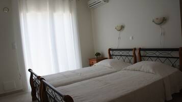 1 slaapkamer, een strijkplank/strijkijzer, reisbedje, gratis wifi