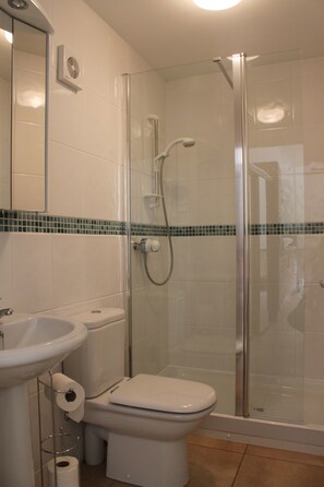 Douche, séchoir à cheveux, serviettes fournies, savon