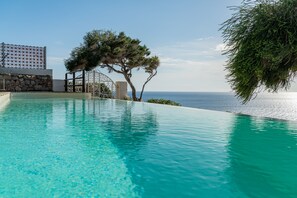 Outdoor pool - Villa Myra: open window over blue sea and incredible sunsets  (Torre Delle Stelle (Maracalagonis))