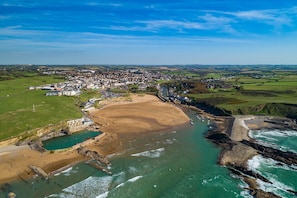 An aerial view of a coastal town with a beach, a river, and surrounding fields. - Rock House - sleeps 8 guests  in 4 bedrooms (Bude)