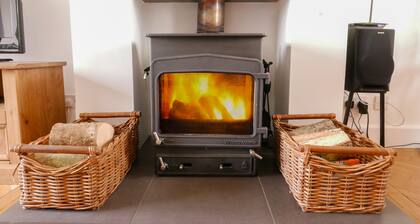 2 Bedroom, Semi-detached bungalow, 2 miles from the beach