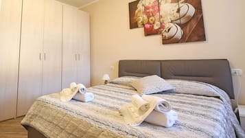 2 bedrooms, iron/ironing board, free WiFi, bed sheets