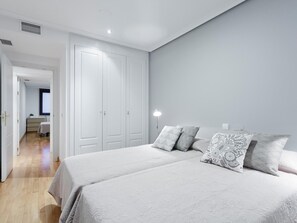 2 Schlafzimmer, Zimmersafe, Bügeleisen/Bügelbrett, Reisekinderbett