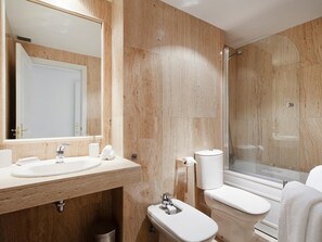 Bañera, secador de pelo, toallas, jabón