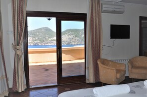 4 bedrooms, iron/ironing board, internet, bed sheets