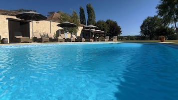 Piscine extérieure, piscine chauffée, chaises longues