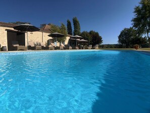 Alberca al aire libre, alberca climatizada y camastros