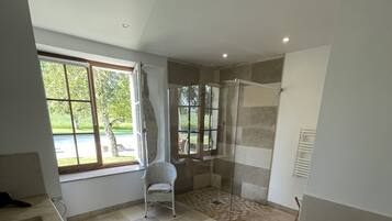 Baignoire, sĂšche-cheveux, bidet, serviettes fournies