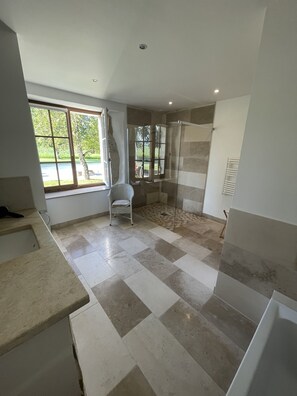 Badewanne, Haartrockner, Bidet, Handtücher